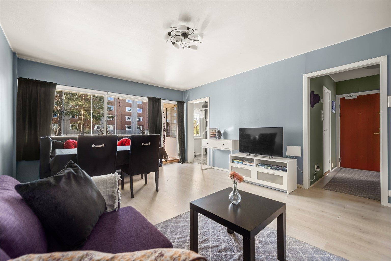 Stuen har behagelig varmefolie i gulvet og god plass til både sofagruppe og spisebord.