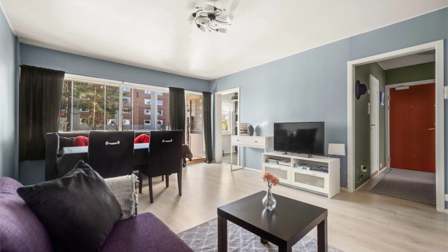 Stuen har behagelig varmefolie i gulvet og god plass til både sofagruppe og spisebord.