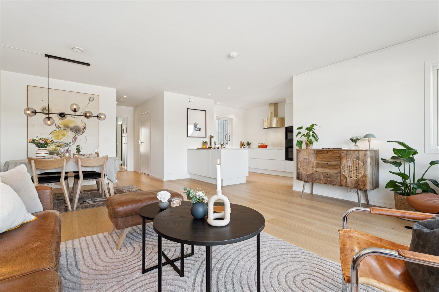 Boligens 2. etasje som er en sosial sone med åpen stue- og kjøkkenløsning. 