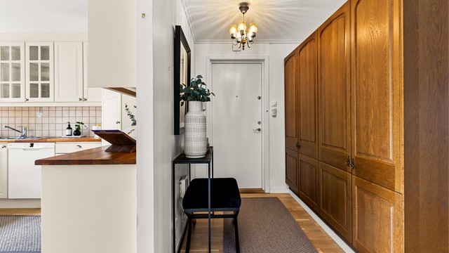Romslig entré med gode oppbevaringsmuligheter i garderobeskap.