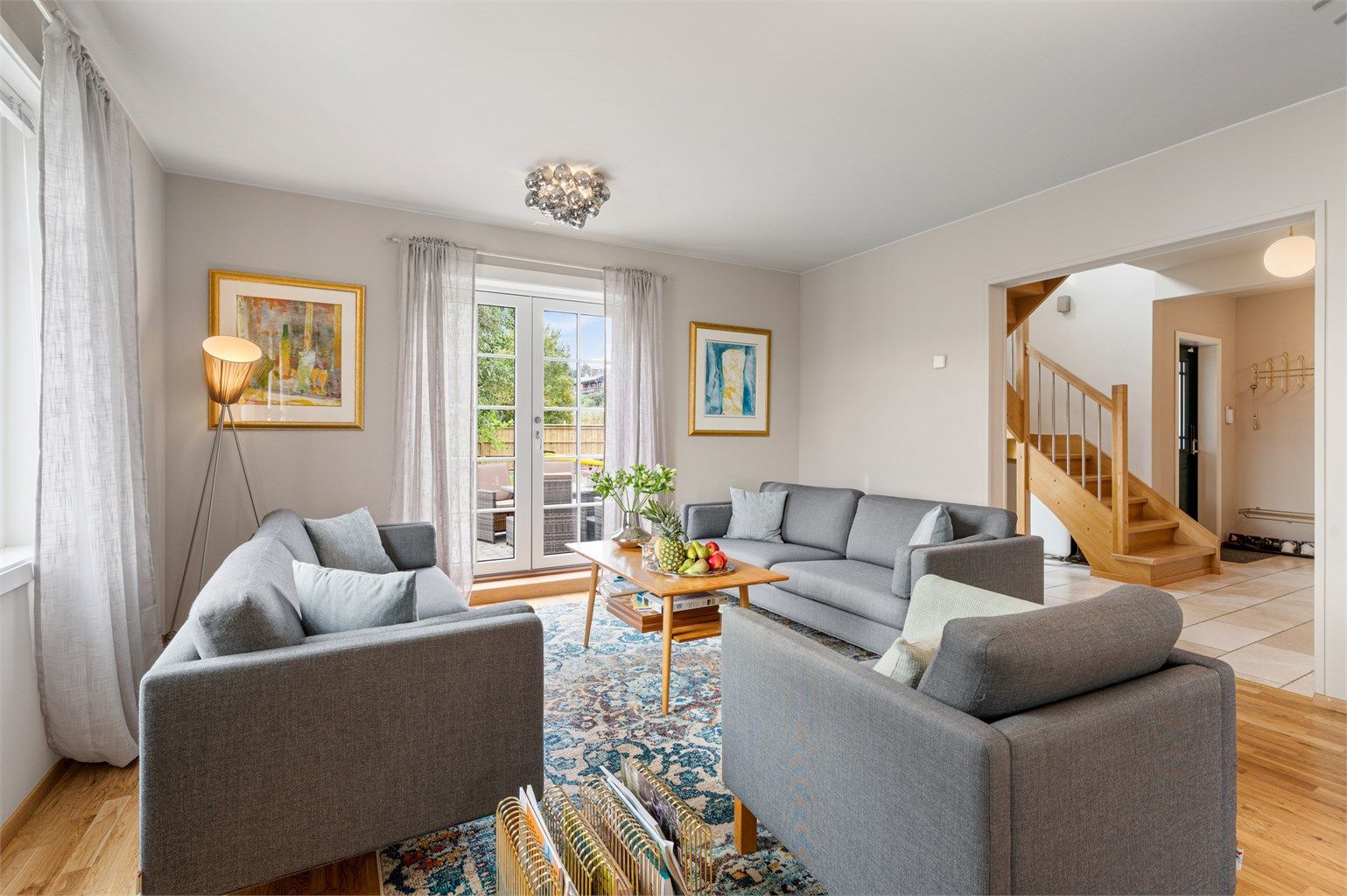 Stuen er gjennomgående lys og luftig med utstrakte vindusflater som sikrer rikelig med naturlig dagslys. 