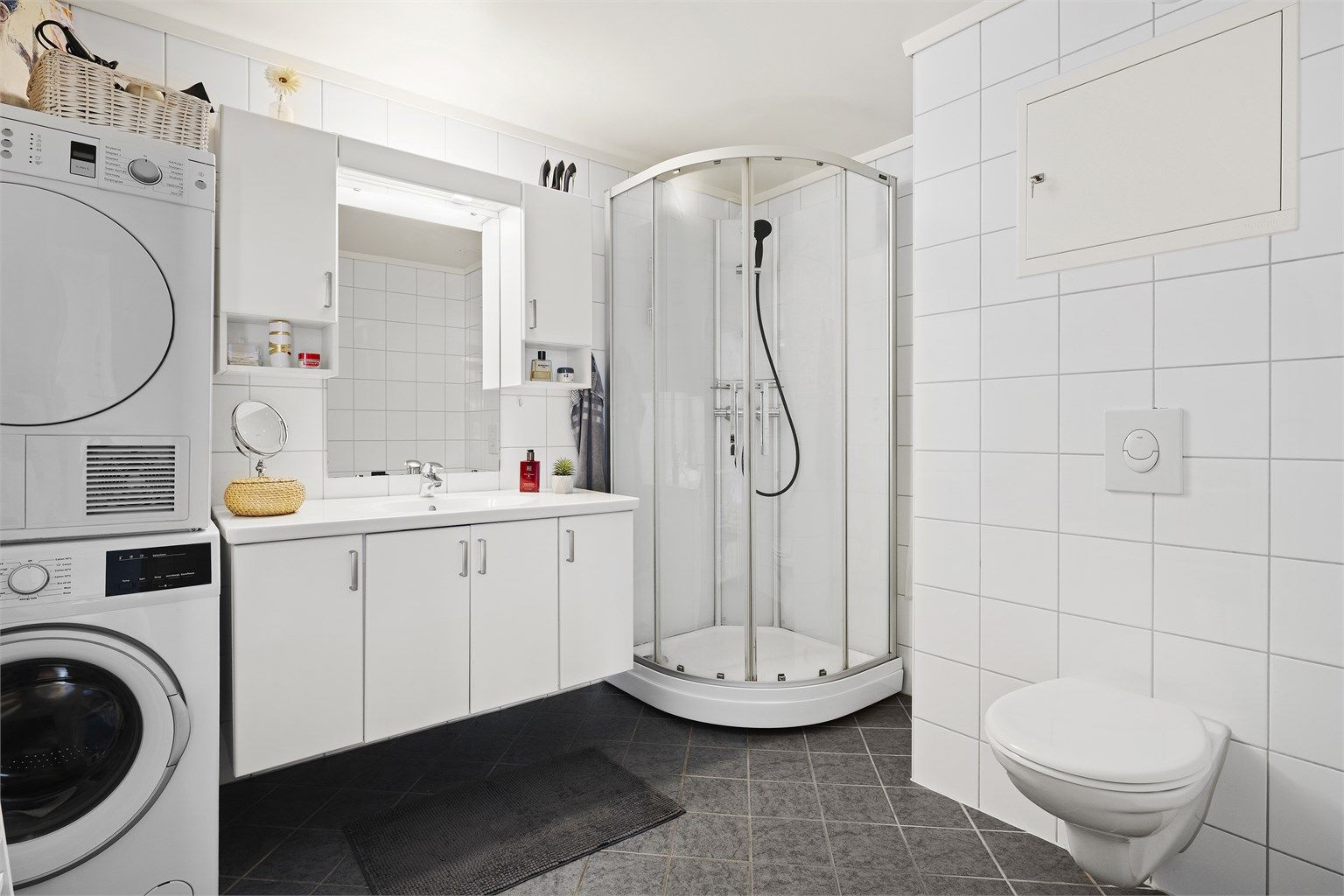 Romslig baderom med god plass for vask/tørk.