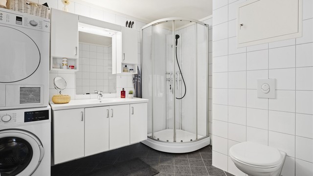 Romslig baderom med god plass for vask/tørk.