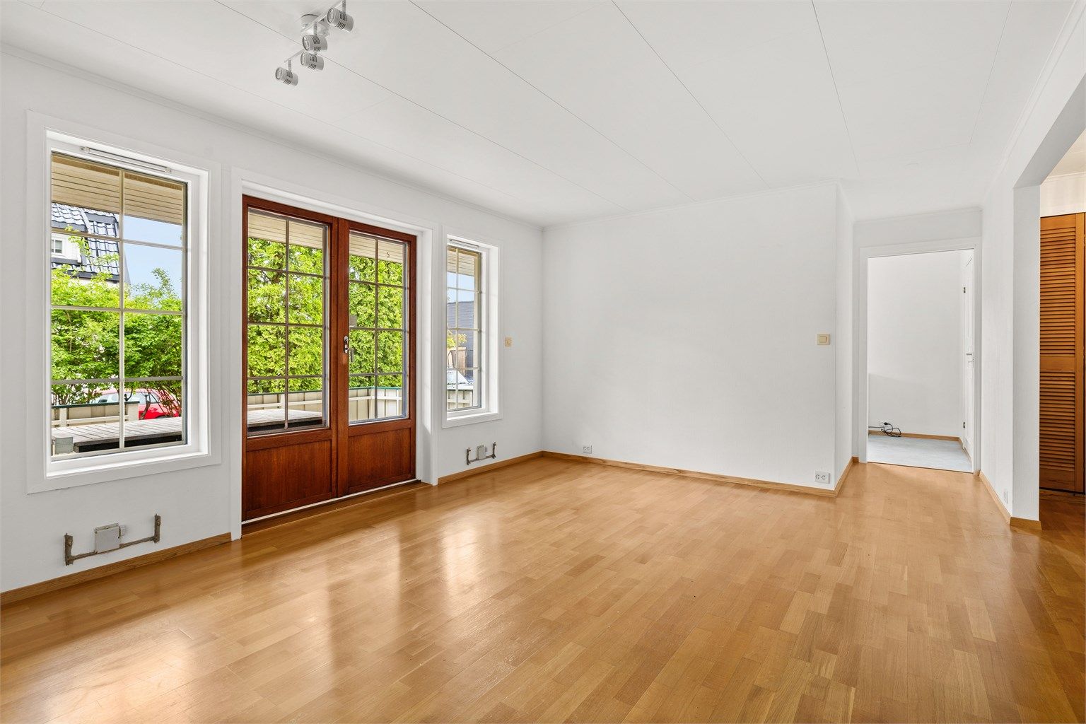 Fra stuen er det utgang til Veranda og hage. 