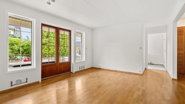 Fra stuen er det utgang til Veranda og hage.