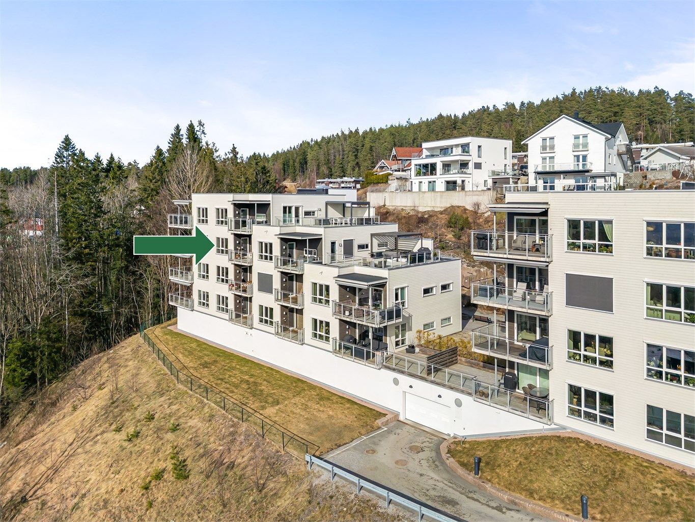 Felles inngangsparti med videre heis- og trappeadkomst til leilighetens etasjeplan (3. etasje).