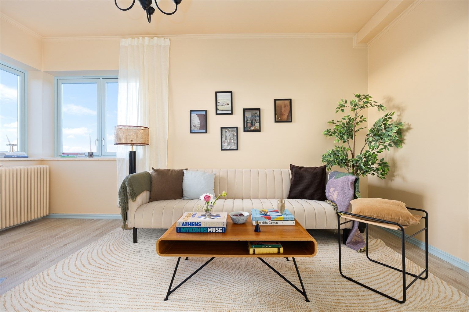 Stuen er av god størrelse med plass til sofa, tilhørende salongbord og TV-seksjon.