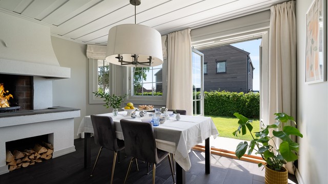 Egen spiseplass med åpen peis tilknyttet kjøkkenet.