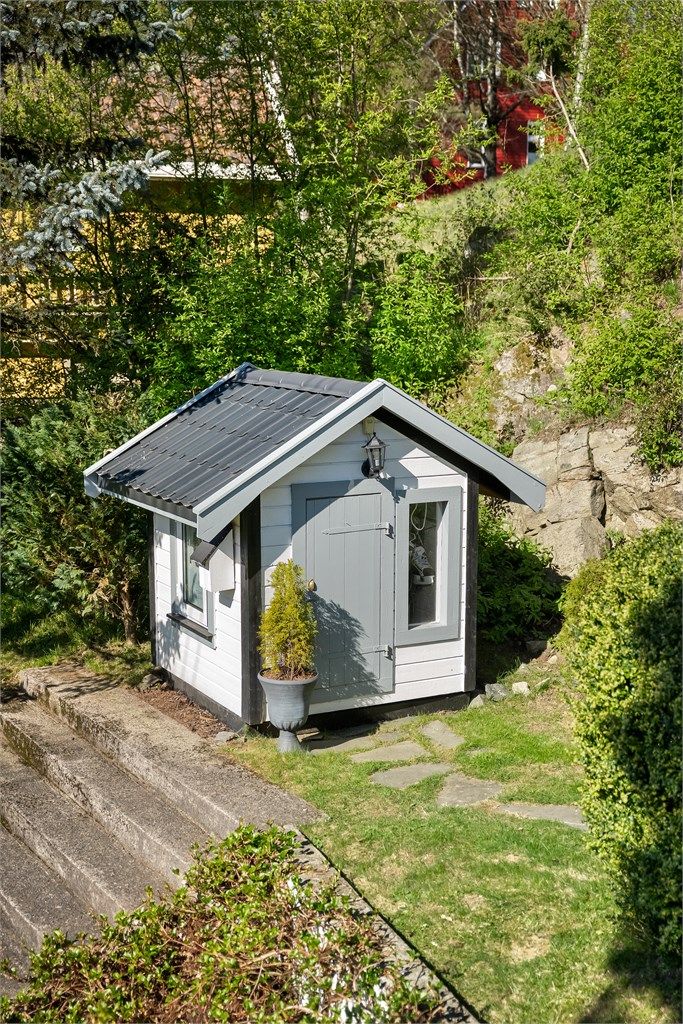 I hagen er det en hyggelig dukkestue for barna.