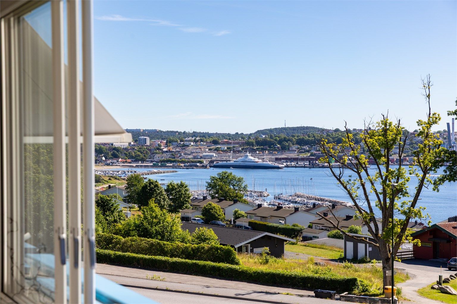 På verandaen er det vid utsikt - også til havnen og sentrumsområdet.