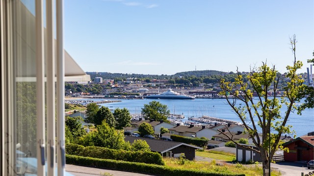 På verandaen er det vid utsikt - også til havnen og sentrumsområdet.