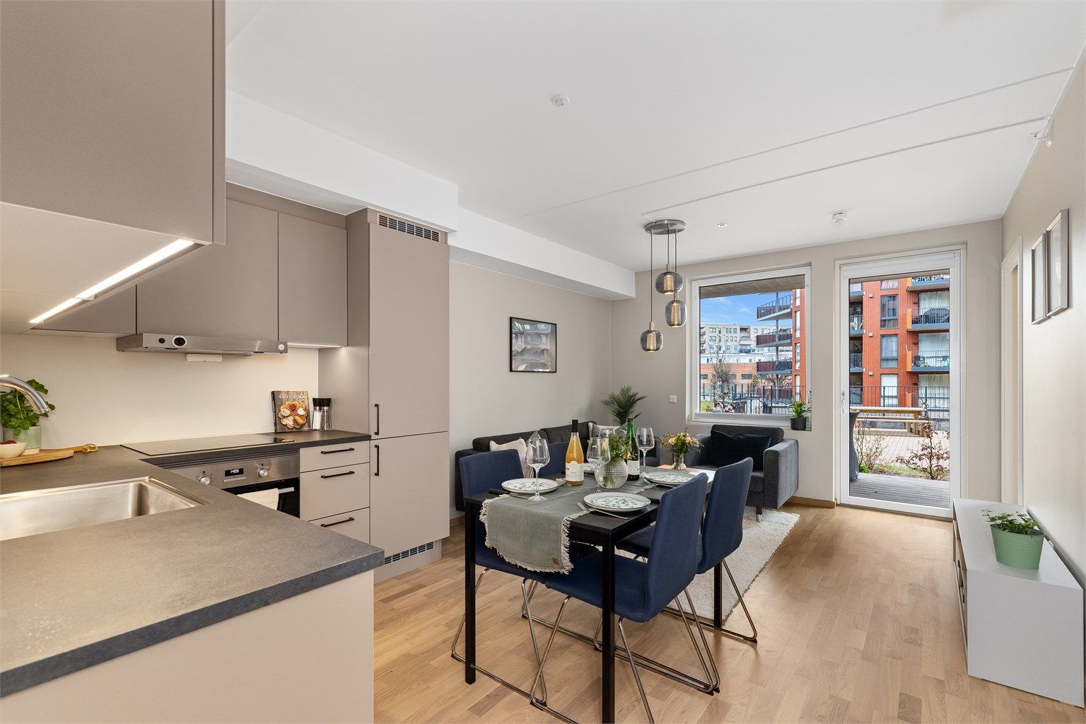 Fra entreen ligger stuen og kjøkkenet i en åpen og sosial løsning.