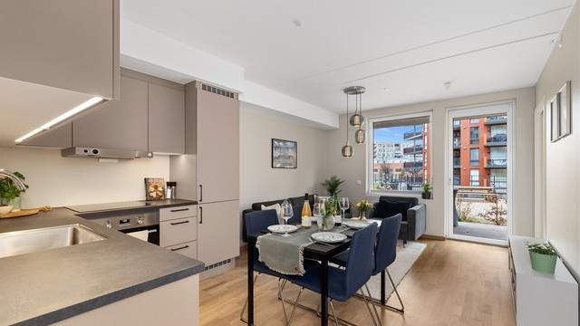 Fra entreen ligger stuen og kjøkkenet i en åpen og sosial løsning.