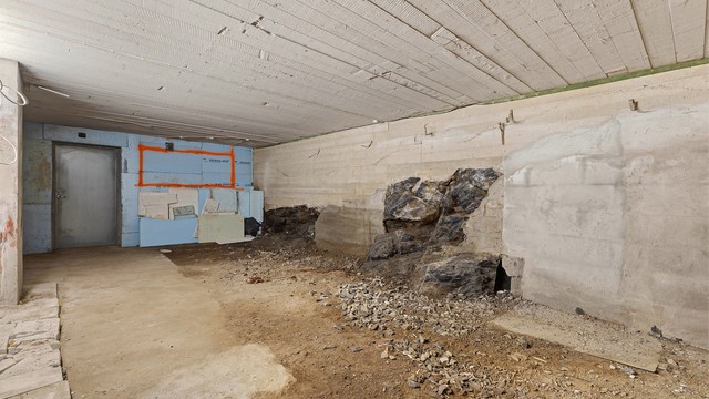 Uferdig rom i kjeller. NB! Rommet står som ikke utgravet på byggemeldte tegninger. Fjell i dagen vil også gi noe fukttransport langs fjellet til rommet.