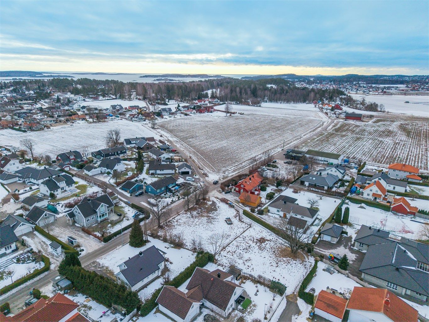 Beliggenheten gir en fin balanse av privatliv og nærhet til naboer, i et område som oppleves som rolig og familievennlig. 