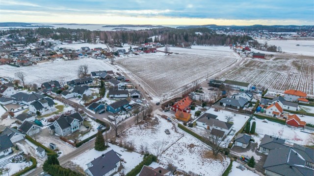 Beliggenheten gir en fin balanse av privatliv og nærhet til naboer, i et område som oppleves som rolig og familievennlig.