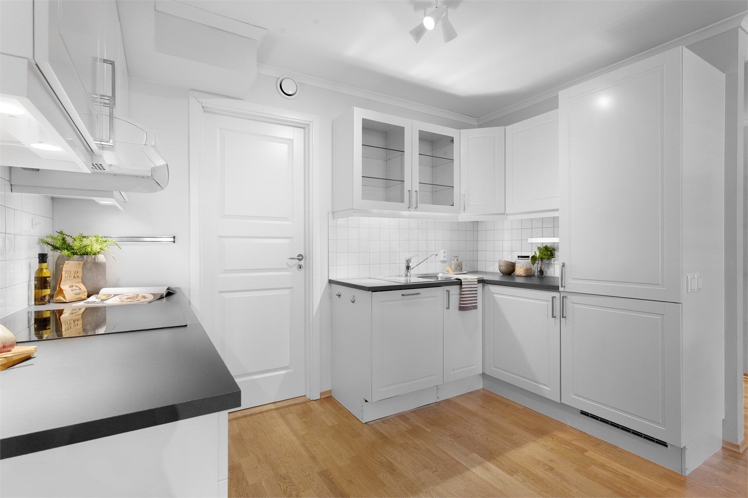  Integrert stekeovn, platetopp, oppvaskmaskin og kjøleskap med fryser som medfølger leiligheten