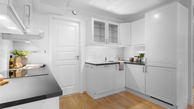 Integrert stekeovn, platetopp, oppvaskmaskin og kjøleskap med fryser som medfølger leiligheten