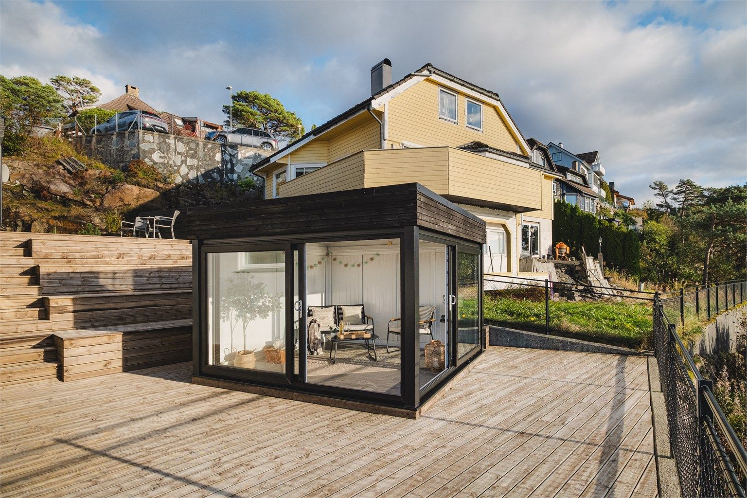 Rikelig med uteplass og en flott vinterhage som gir ekstra oppholdsareal gjennom store deler av året.