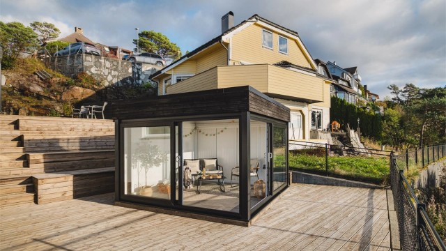 Rikelig med uteplass og en flott vinterhage som gir ekstra oppholdsareal gjennom store deler av året.