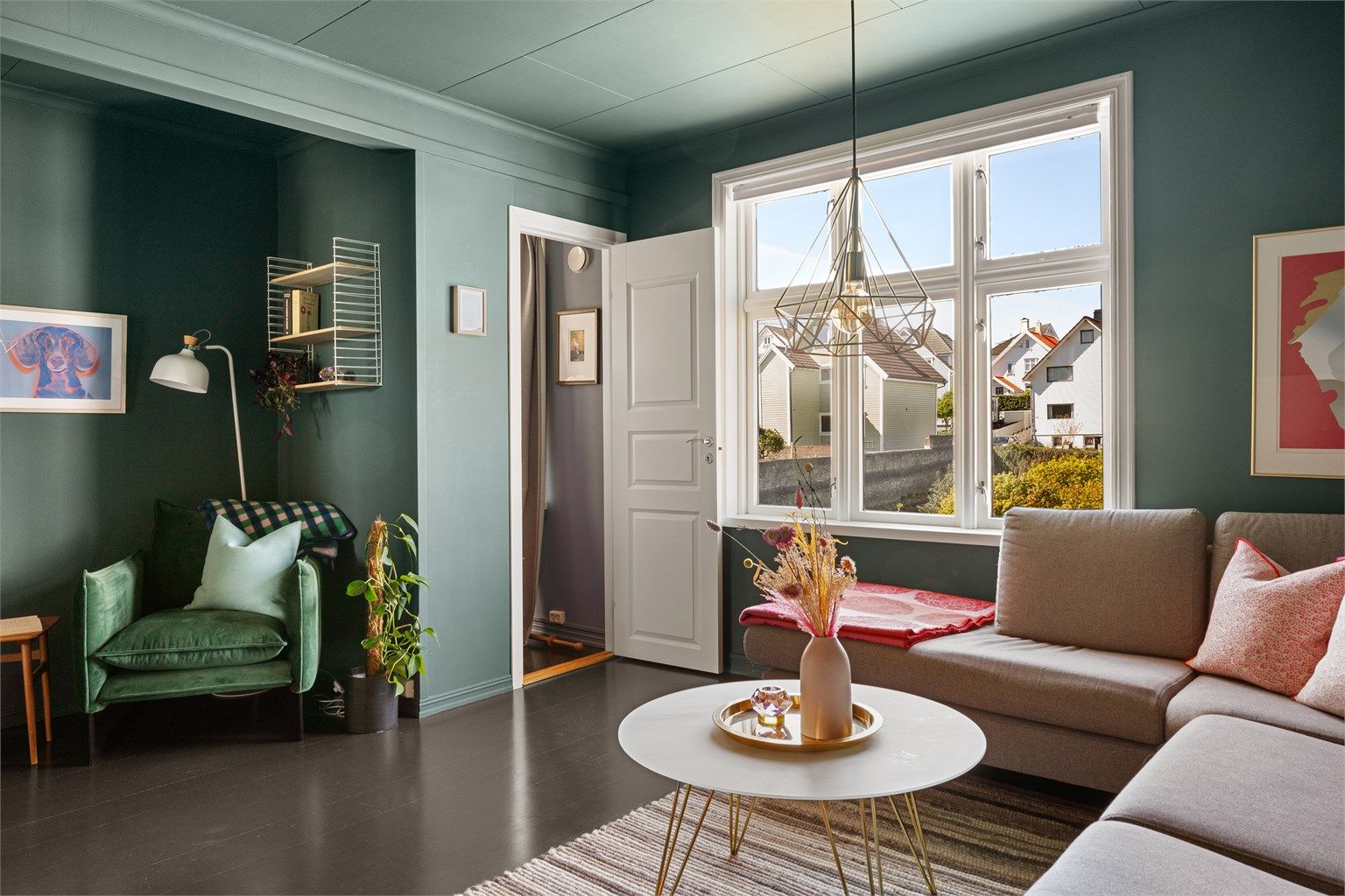 Stue malt i moderne farger med store vindusflater som slipper inn mye naturlig lys. Stuen har god plass til sofa samt egen lesekrok. 