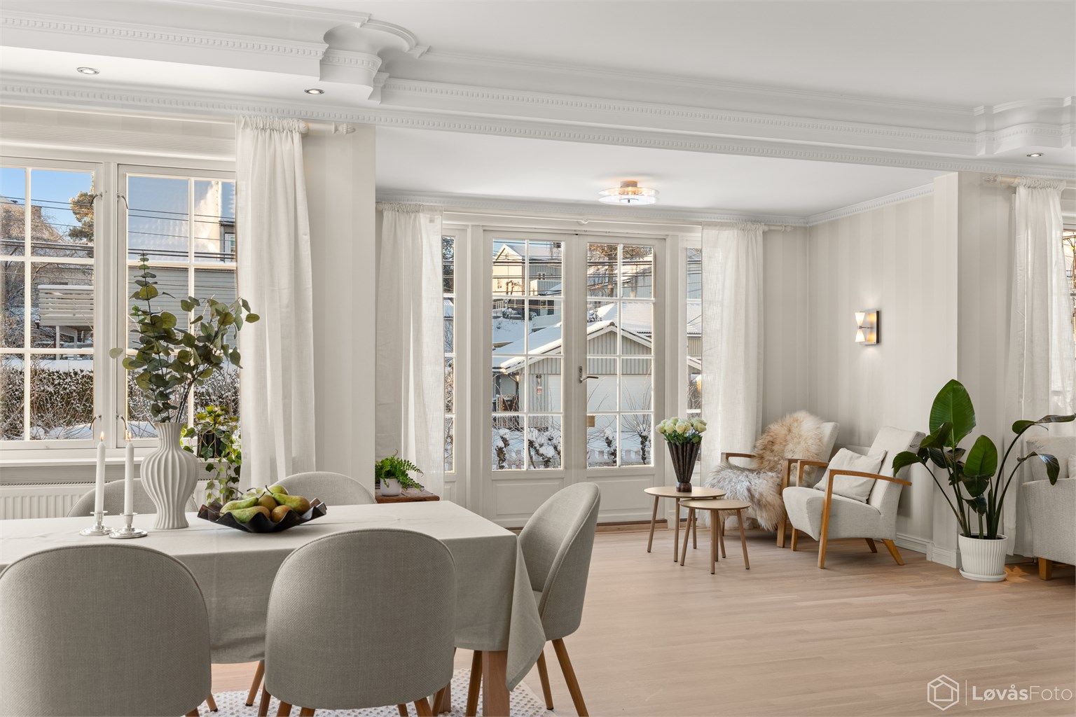 Den gode takhøyden (takhøyde på opptil 275 cm), rosetter i himling og stukkatur er noen av elementene som ivaretar husets klassiske karakter