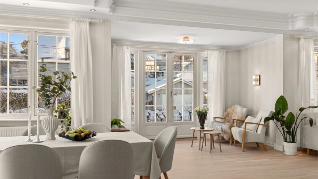 Den gode takhøyden (takhøyde på opptil 275 cm), rosetter i himling og stukkatur er noen av elementene som ivaretar husets klassiske karakter