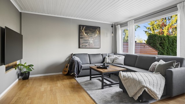 En hyggelig sofakrok som inviterer til avslapning og hyggelige stunder etter en lang dag.