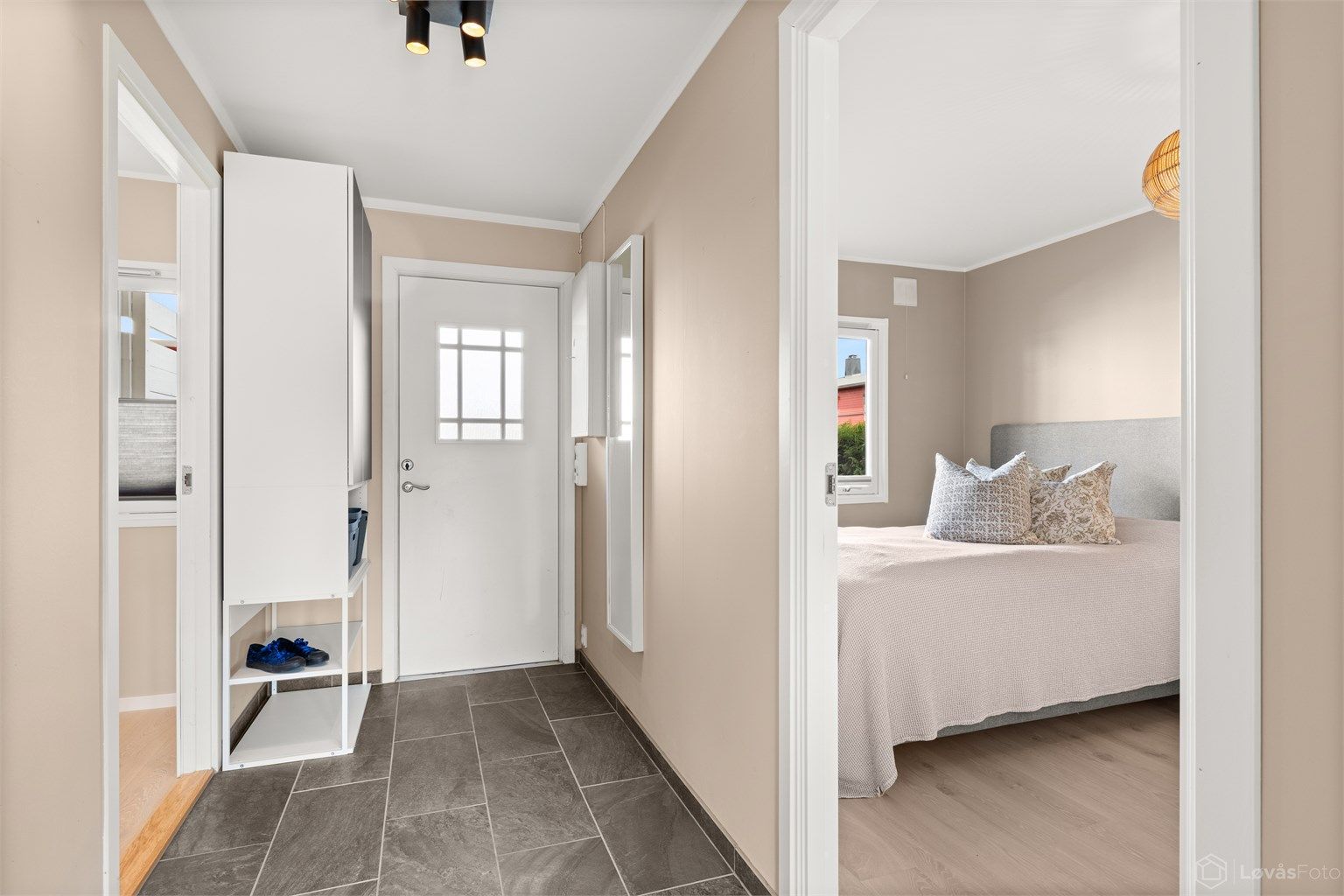 Soveromsavdelingen er praktisk adskilt fra øvrige oppholdsrom.