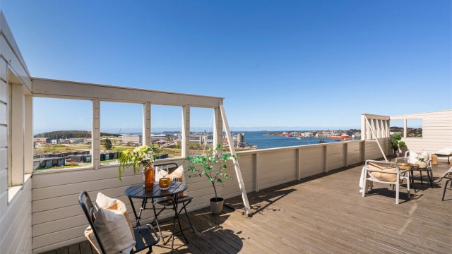 På den herlige terrassen har du solen fra ca 11.00 til den går ned i havet