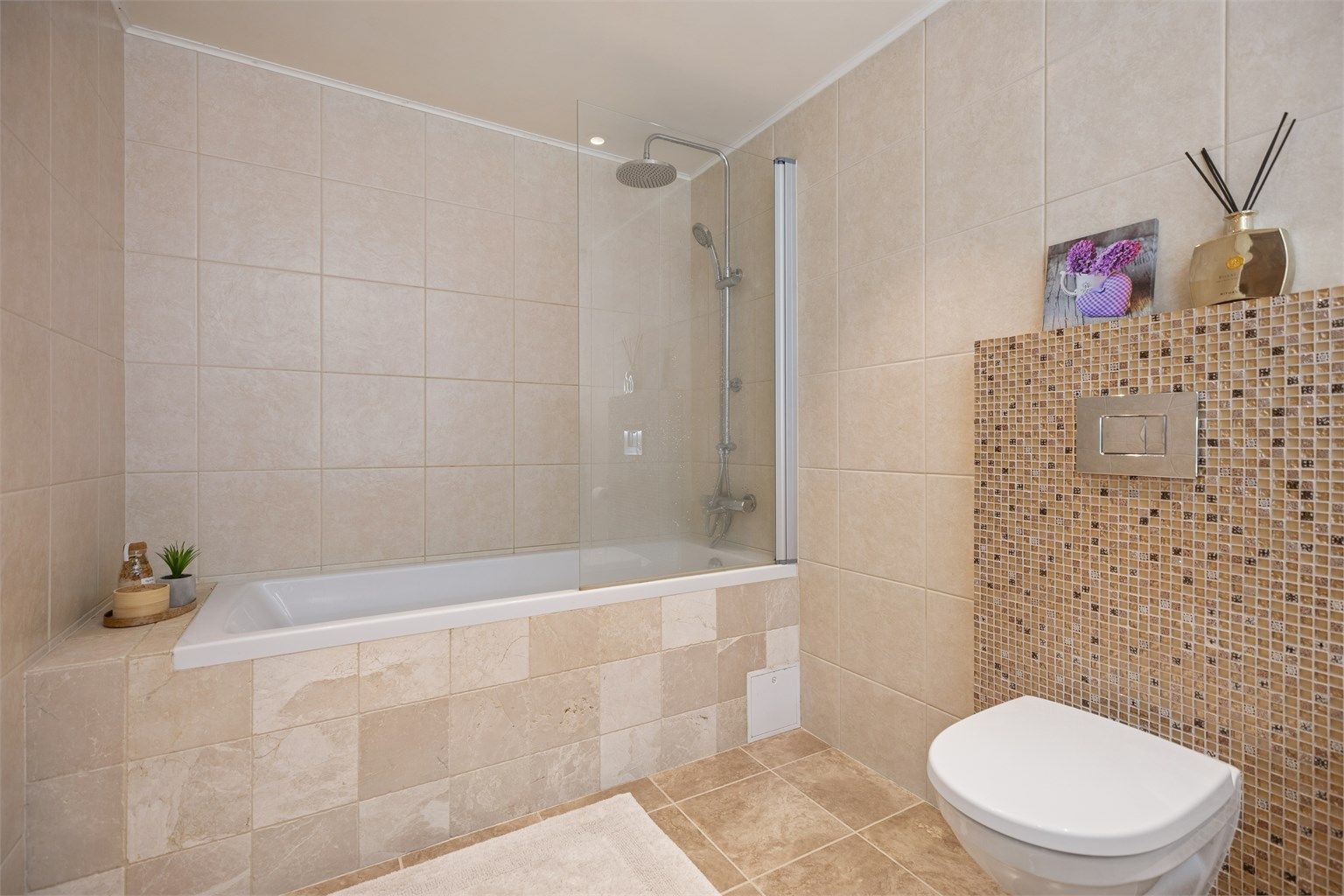 De flotte flisene gir et elegant og tidløst uttrykk, samtidig som de skaper en helhetlig og eksklusiv atmosfære.