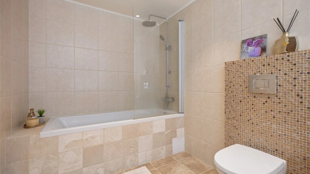 De flotte flisene gir et elegant og tidløst uttrykk, samtidig som de skaper en helhetlig og eksklusiv atmosfære.