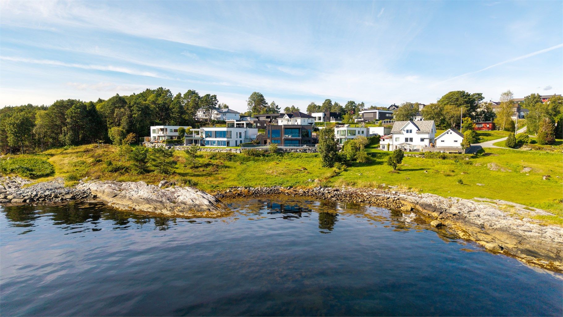 Skråvika på Flisneset byr på umiddelbar nærhet til sjø og badeplasser.