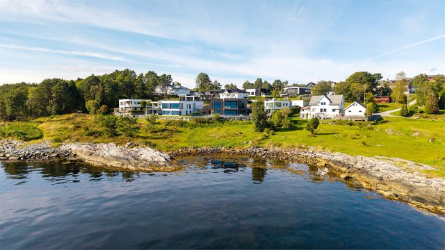 Skråvika på Flisneset byr på umiddelbar nærhet til sjø og badeplasser.