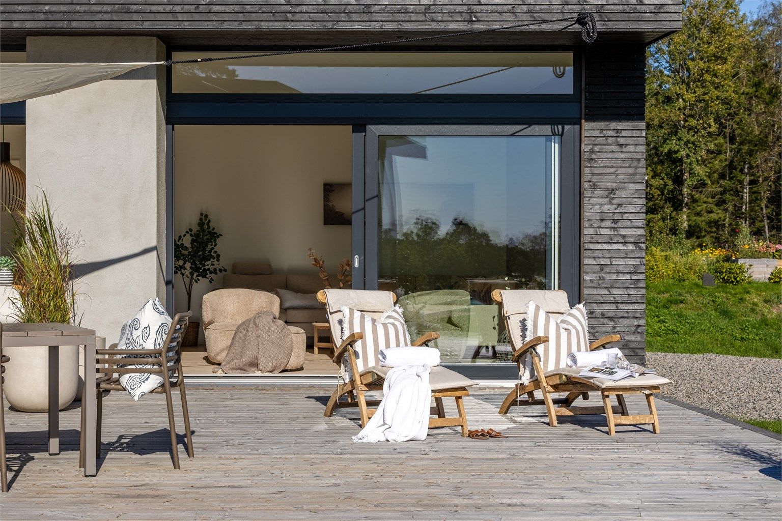 De store skyvedørene skaper en sømløs overgang mellom stue og terrasse.