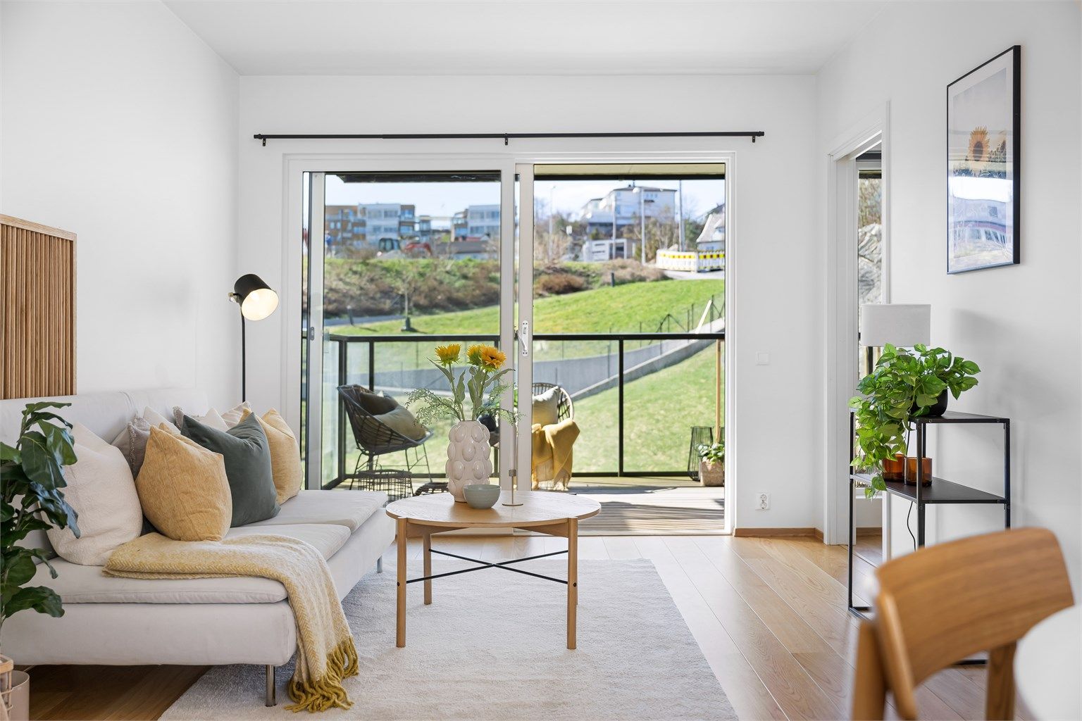 Store vindusflater slipper inn rikelig med naturlig lys og bidrar til en god romfølelse