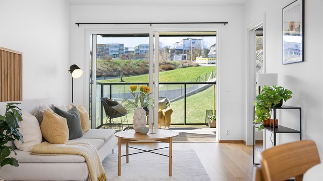 Store vindusflater slipper inn rikelig med naturlig lys og bidrar til en god romfølelse