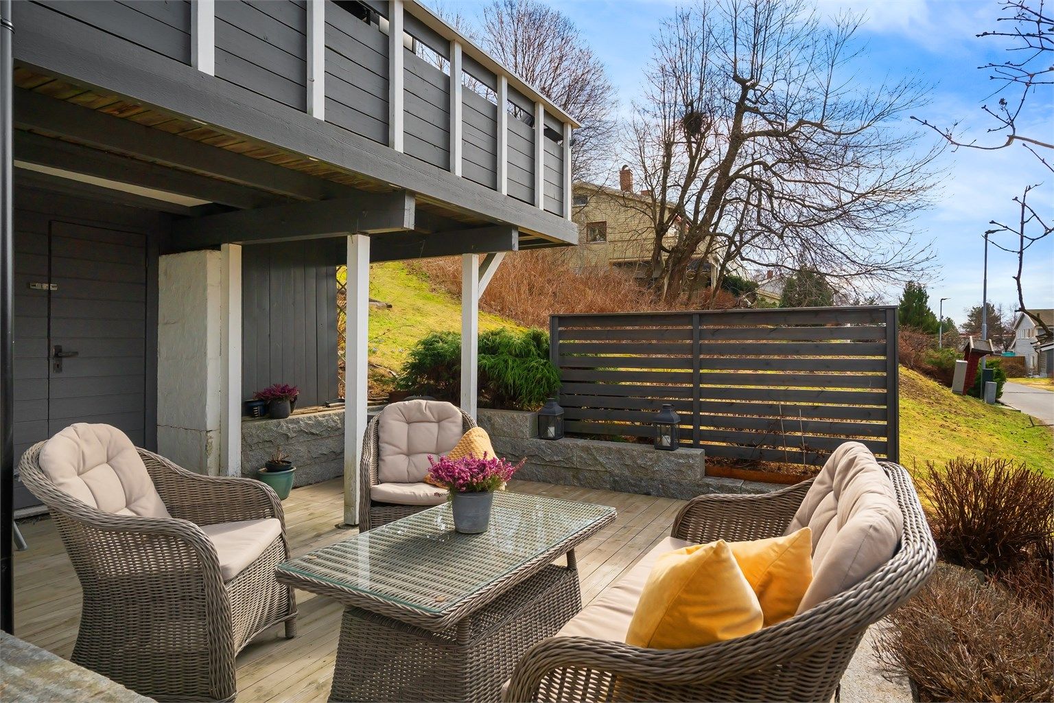 Boligen kan by på flotte uteområder med markterrasse i underetasjen og balkong i 1. etasje