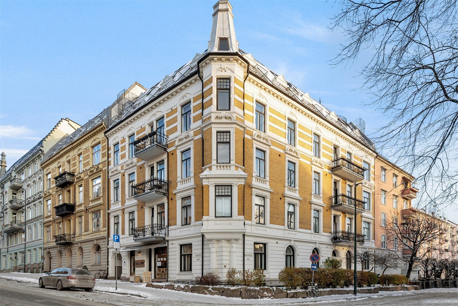 Flott hjørnegård. Leiligheten ligger i toppetasjen over 2 plan med balkonger og nydelig fjordutsikt. Vender mot den rolige enveiskjørte Mogens Thorsens gate.