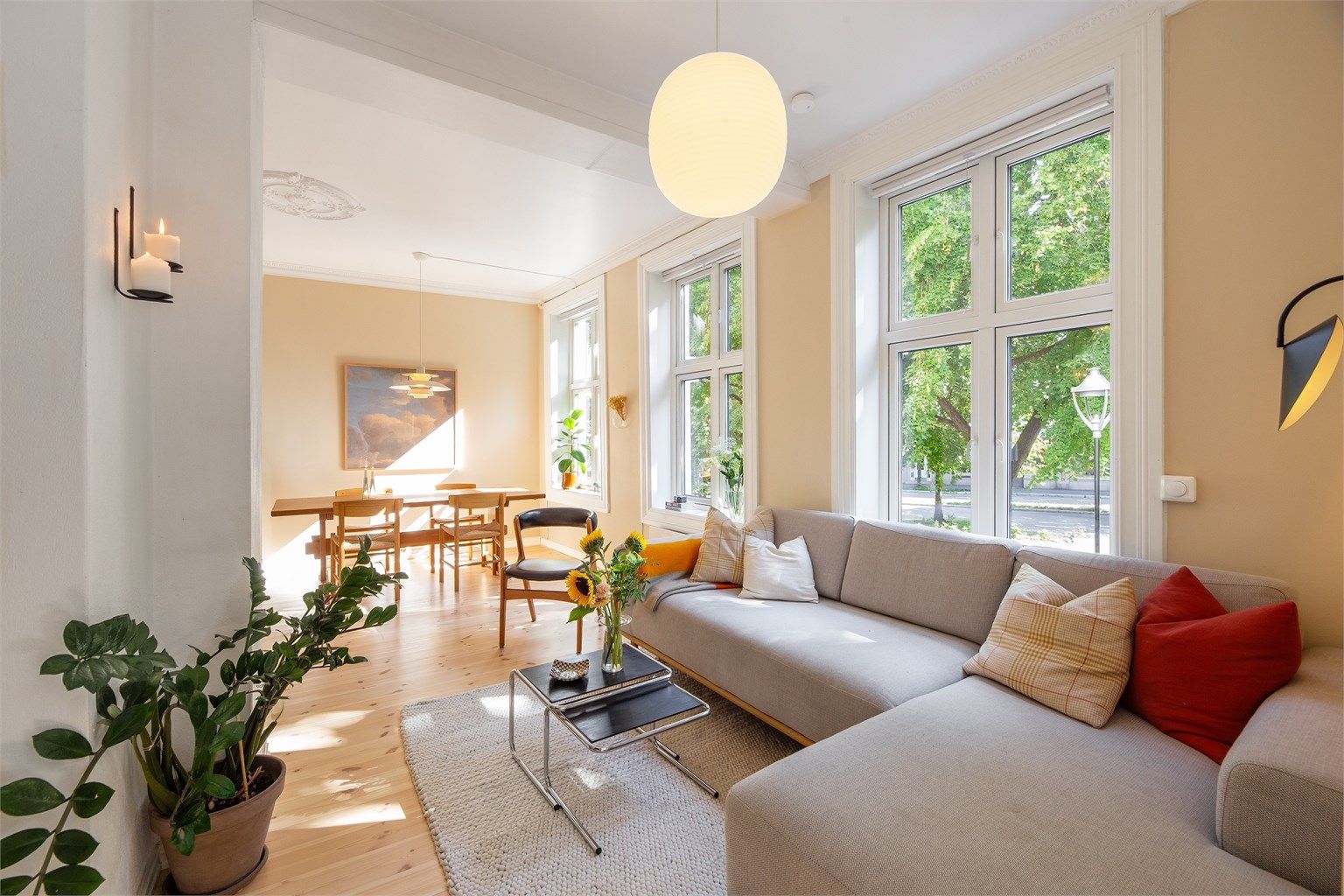 Sindre Nyhus v/ Krogsveen Løren presenterer denne flotte 3-roms leiligheten i klassisk bygård fra 1898!