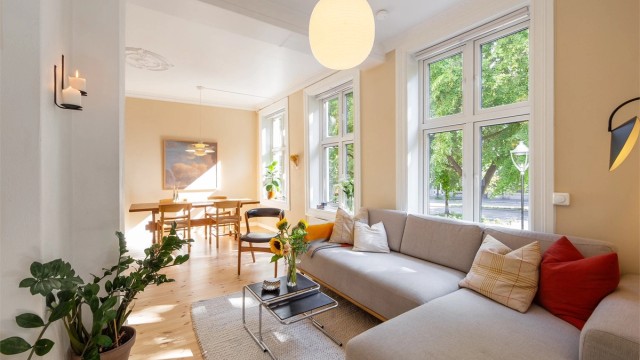 Sindre Nyhus v/ Krogsveen Løren presenterer denne flotte 3-roms leiligheten i klassisk bygård fra 1898!