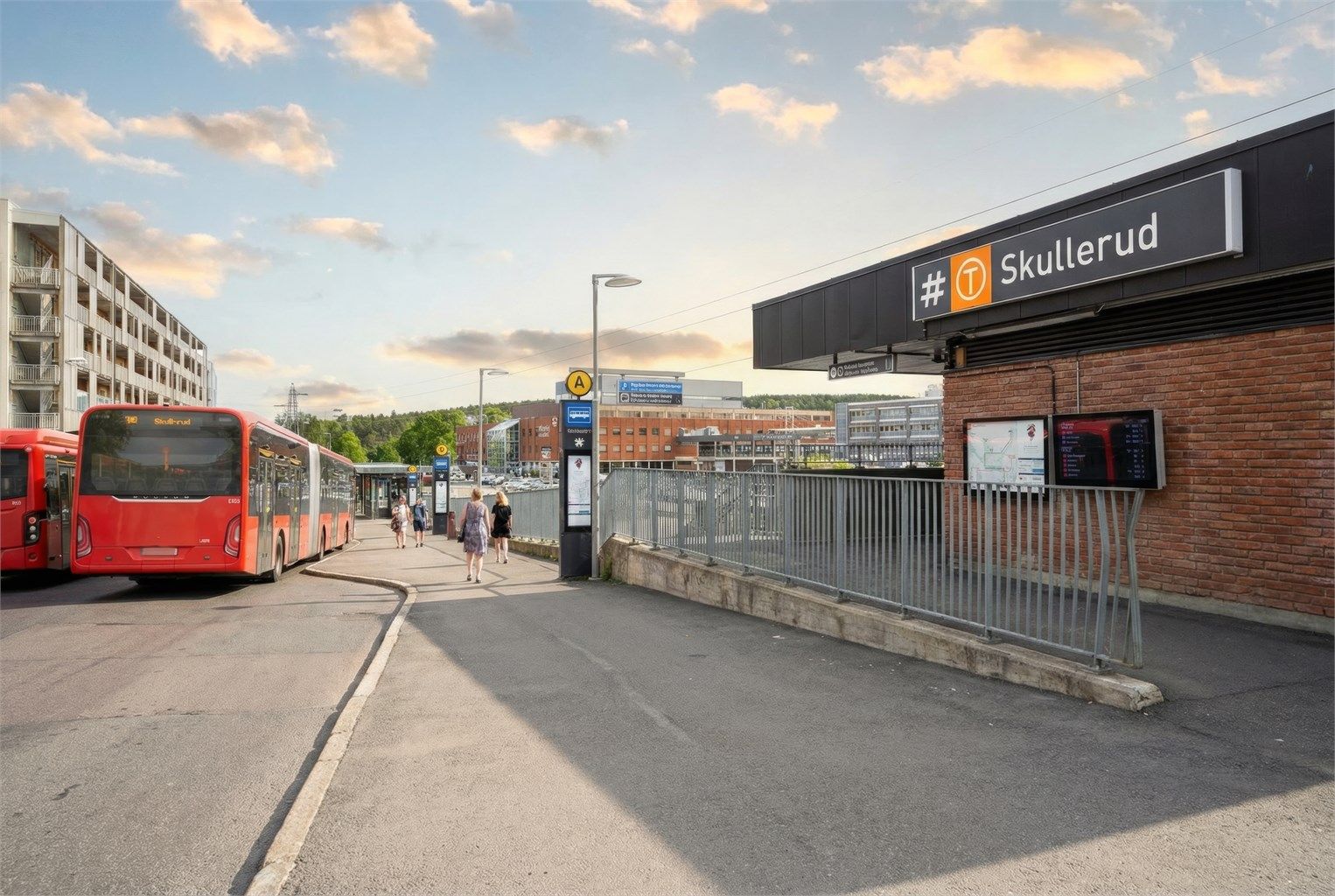 Kollektivtilbudet er godt med Skullerud T-banestasjon 5-6 minutters gange unna, og bussholdeplass kun 100 m fra døren.