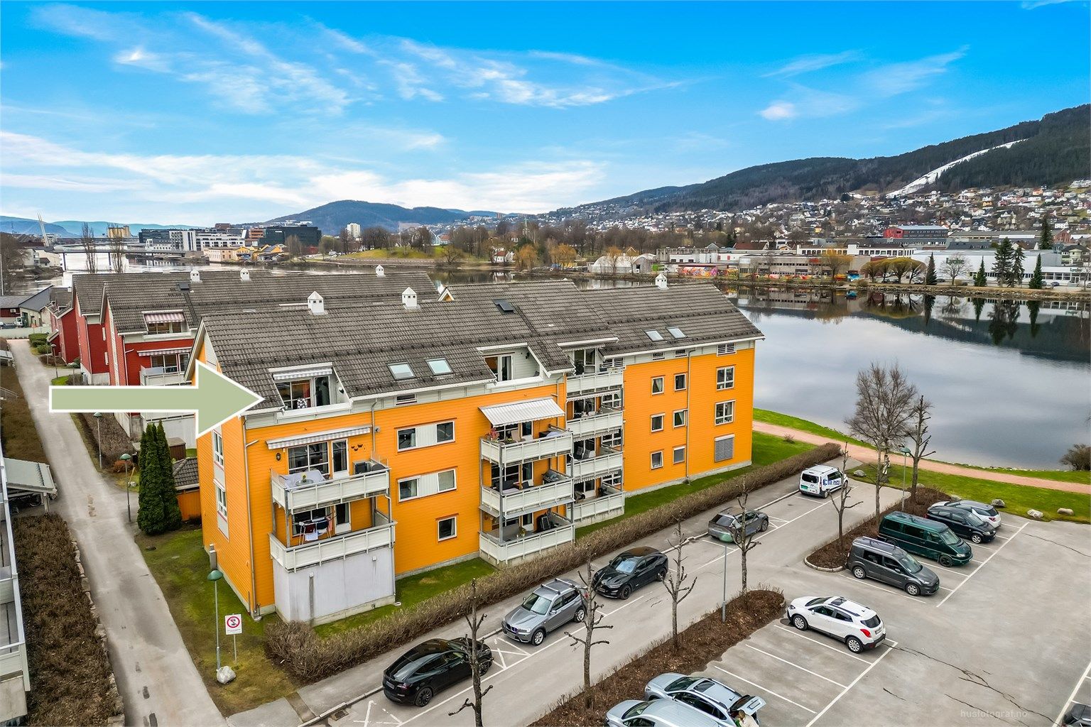 Fin intern beliggenheten i enden av øverste etasje, med elveparken og turstier like utenfor døren. 
Foto: Haiman Askari