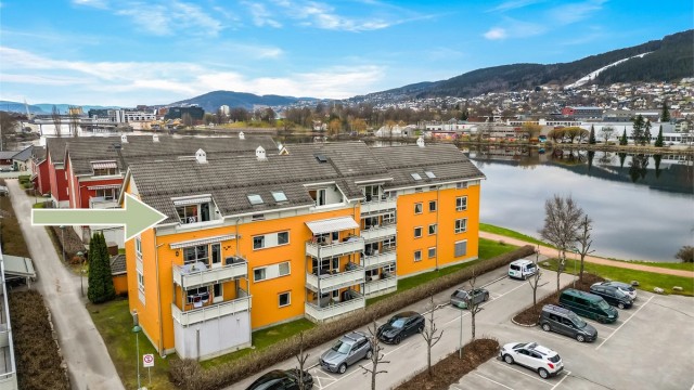 Fin intern beliggenheten i enden av øverste etasje, med elveparken og turstier like utenfor døren.
Foto: Haiman Askari