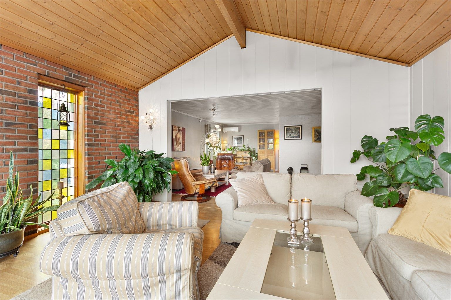 Stuen er delt inn i flere soner, med en åpen løsning mellom den opprinnelige delen og tilbygget.