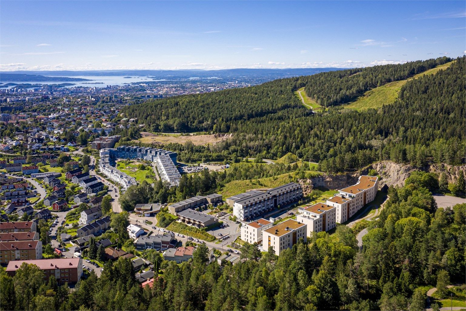 Til tross for at Årvollveien 80 ligger ved markagrensen, er det kun 7 km til Grünerløkkas spennende fasiliteter og mindre enn 10 km til Oslo sentrum