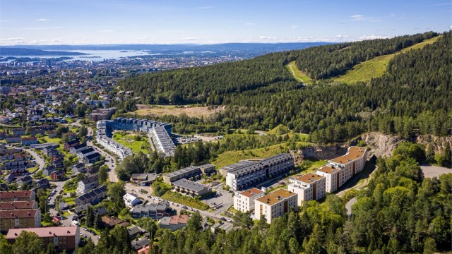 Til tross for at Årvollveien 80 ligger ved markagrensen, er det kun 7 km til Grünerløkkas spennende fasiliteter og mindre enn 10 km til Oslo sentrum