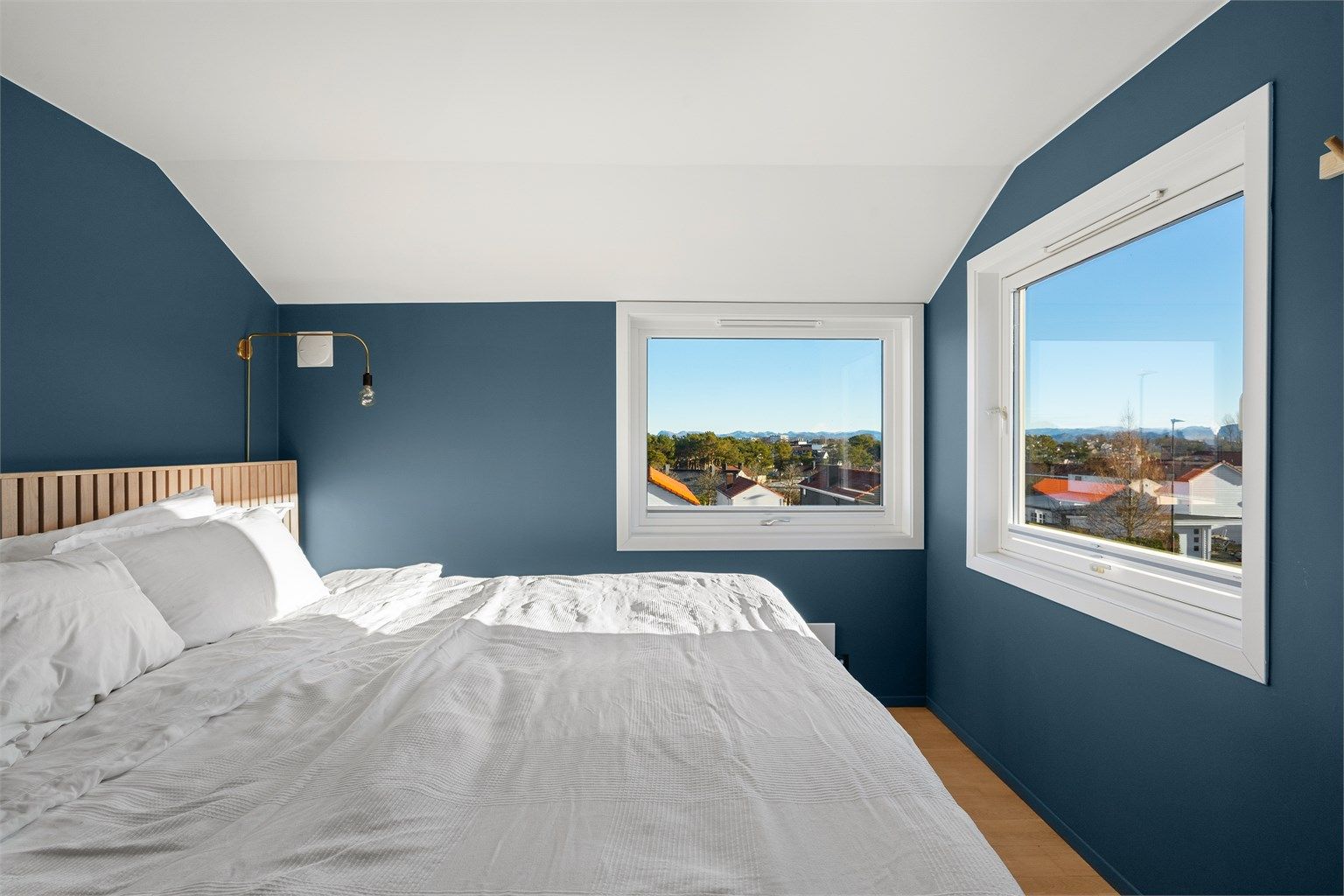  På soverommet er det to store vinduer i hjørnet, som lar deg nyte flott utsikt. 