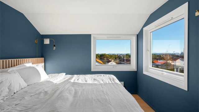 På soverommet er det to store vinduer i hjørnet, som lar deg nyte flott utsikt.