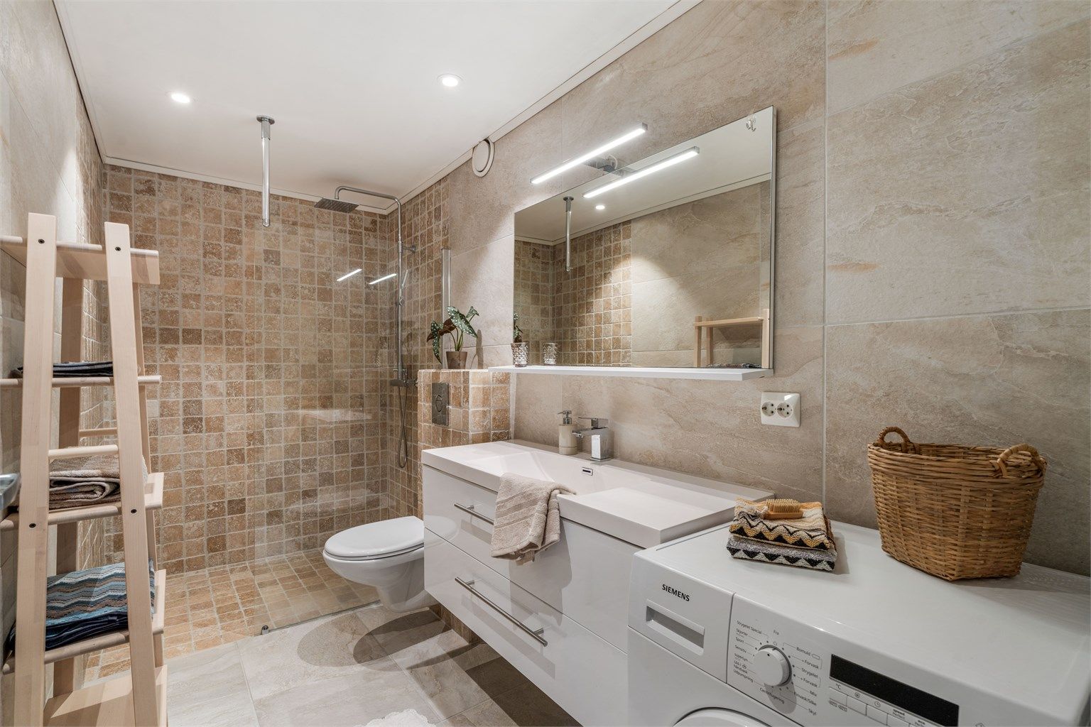 Badet ble oppgradert i 2018 og har flislagte overflater og elektriske varmekabler i gulvet.